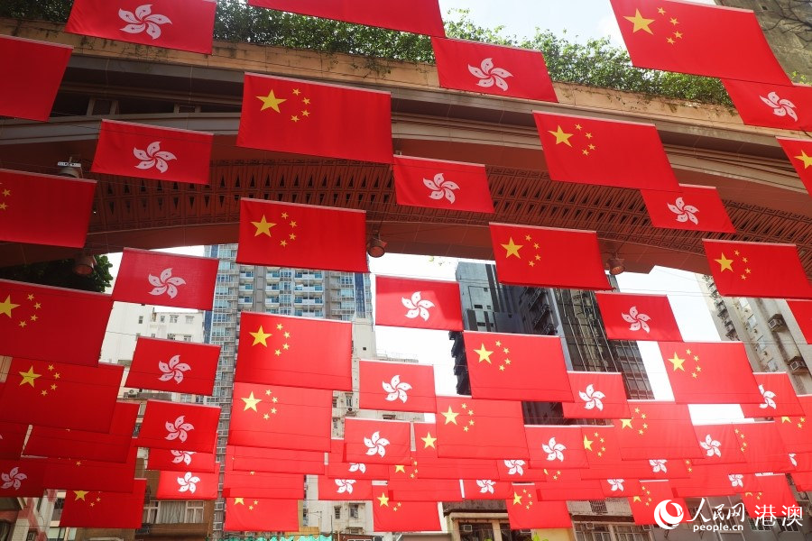 在香港利東街，中華人民共和國(guó)國(guó)旗和香港特別行政區(qū)區(qū)旗迎風(fēng)飄揚(yáng)。韓佳芮攝