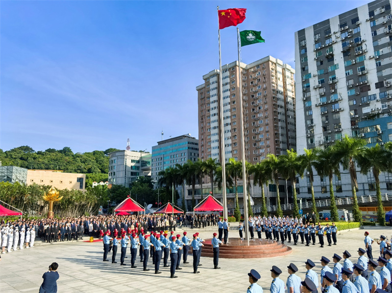 10月1日8時(shí)澳門特區(qū)隆重舉行升國(guó)旗儀式。（鄭嘉偉攝）