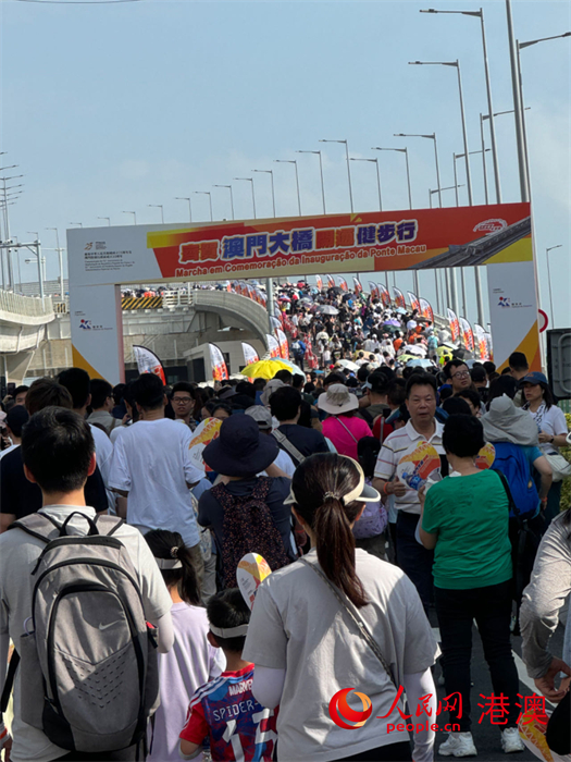 澳門居民踴躍參加“齊賀澳門大橋開通健步行”活動。（本報記者富子梅攝）