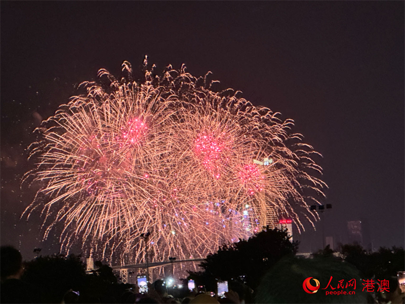 10月1日晚綻放澳門夜空的意大利煙花作品。（本報記者富子梅攝）