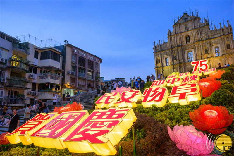 大三巴牌坊慶祝新中國成立75周年的大型燈飾增添喜慶氛圍。（澳門特區(qū)政府新聞局供圖）