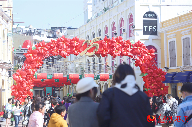 澳門特區(qū)大街小巷披紅掛彩，洋溢喜慶氣氛。（人民網(wǎng) 吳宇揚揚 攝）