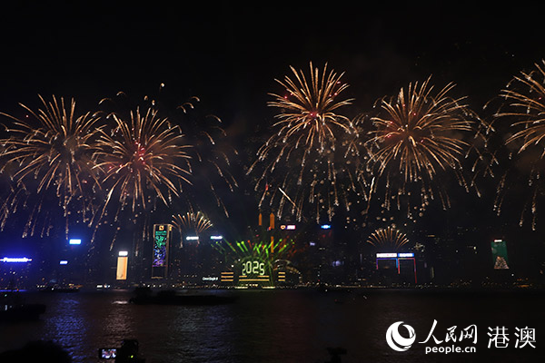 跨年夜，香港維多利亞港舉辦大型跨年倒數(shù)煙花匯演。人民網(wǎng) 嚴小晶攝