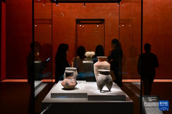 9月24日，媒體人員在香港故宮文化博物館“中華文明溯源”特展媒體預(yù)展上參觀。新華社記者 朱煒 攝