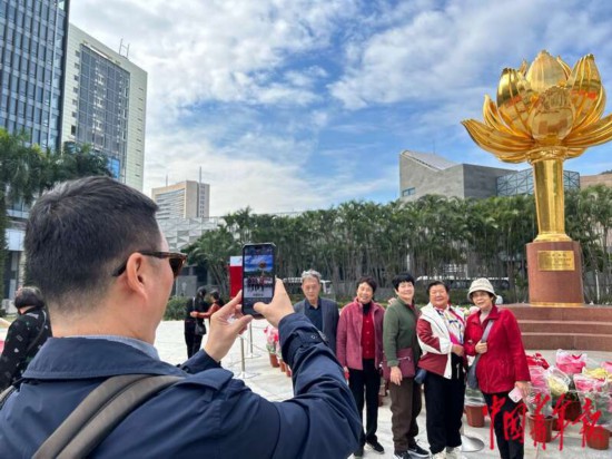 12月16日，在澳門金蓮花廣場(chǎng)上，游客們爭(zhēng)相在這里打卡拍照。中青報(bào)·中青網(wǎng)記者 寧迪/攝