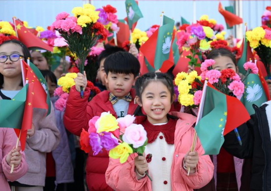 12月18日下午，中共中央總書記、國家主席、中央軍委主席習(xí)近平乘專機(jī)抵達(dá)澳門，出席將于20日舉行的慶祝澳門回歸祖國25周年大會(huì)暨澳門特別行政區(qū)第六屆政府就職典禮，并視察澳門。這是歡迎人群。新華社記者 謝環(huán)馳 攝